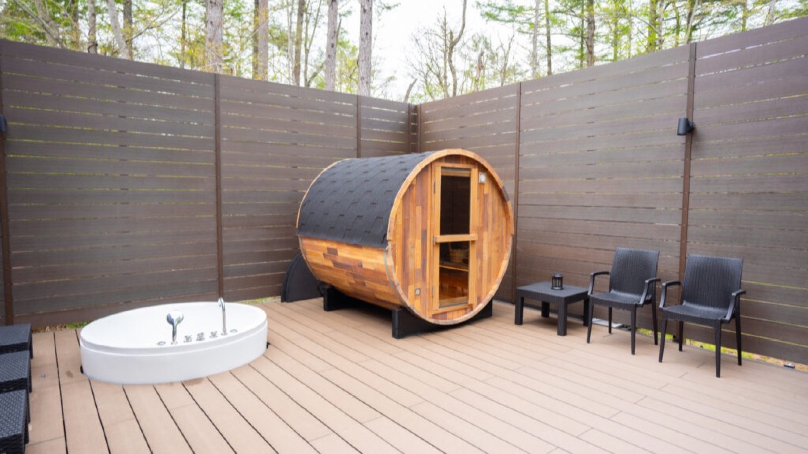 Barrel sauna and Jacuzzi on a forest terrace near Lake Yamanaka for a Fuji Five Lakes sauna guide