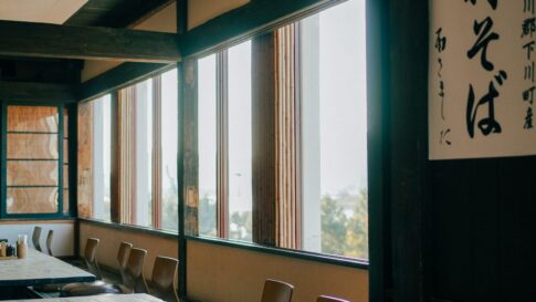 A quiet Japanese restaurant interior for Mt. Fuji Food Timing: Hoto, Yoshida Udon, and Cafe Breaks Without Rushing